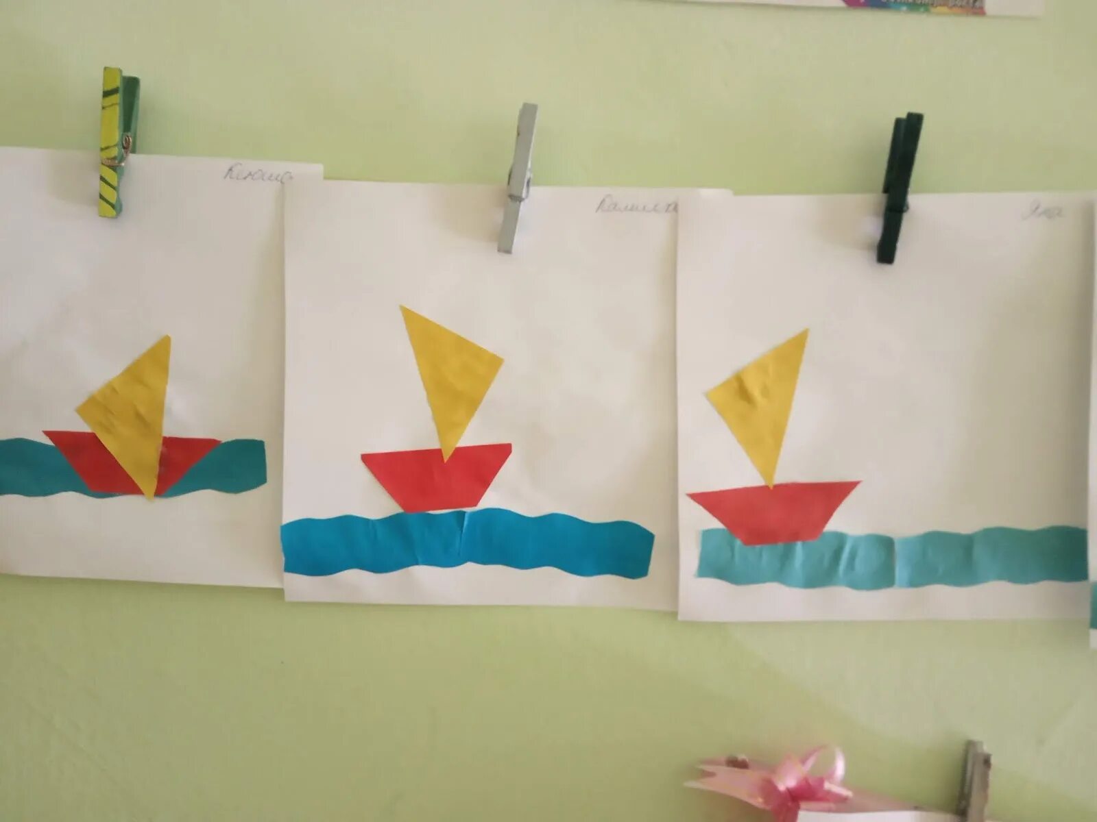 Аппликация кораблик в младшей группе на 23 февраля. Аппликация кораблик. Аппликация кораблик во второй младшей группе. Аппликация кораблик ср гр. Аппликация кораблик в младшей группе.