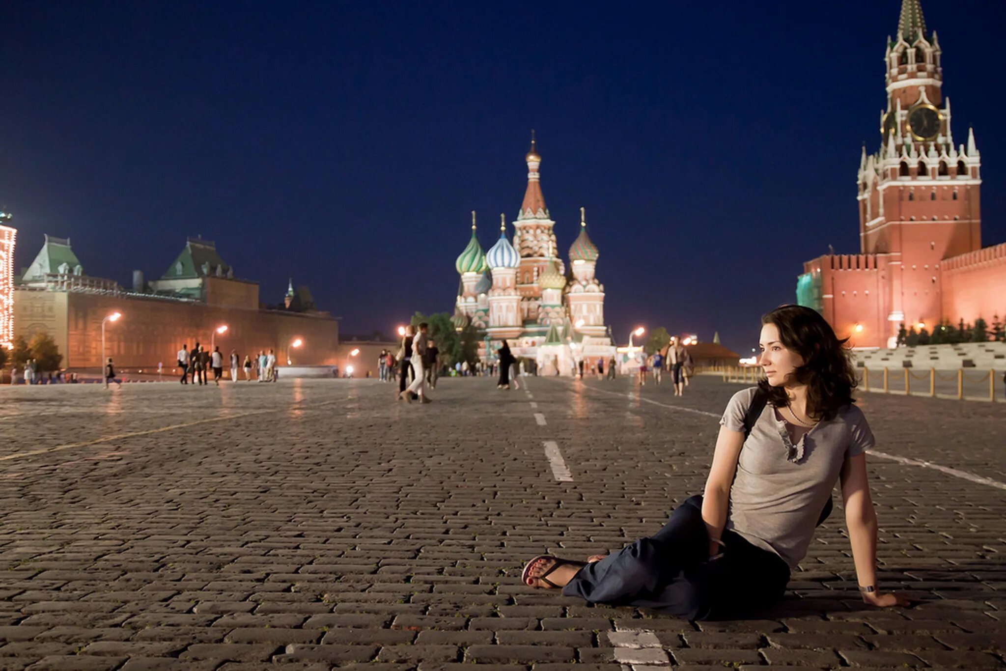 Москва где можно сделать. Красивая девушка на красной площади. Фотосессия на фоне Кремля. Кремль люди. Фотосессия на красной площади.