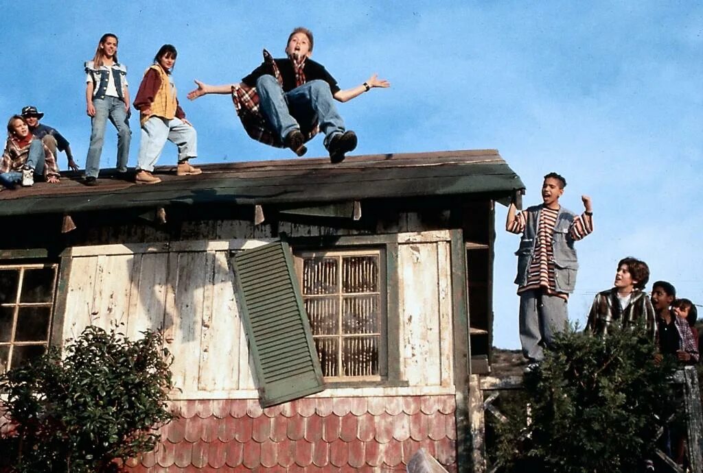 сергей безруков из каникул строгого режима. фильм дежурный папа летний лагерь. сергей безруков в фильме каникулы строгого режима. нормальный только я фильм 2022. турист лагерь фильм.