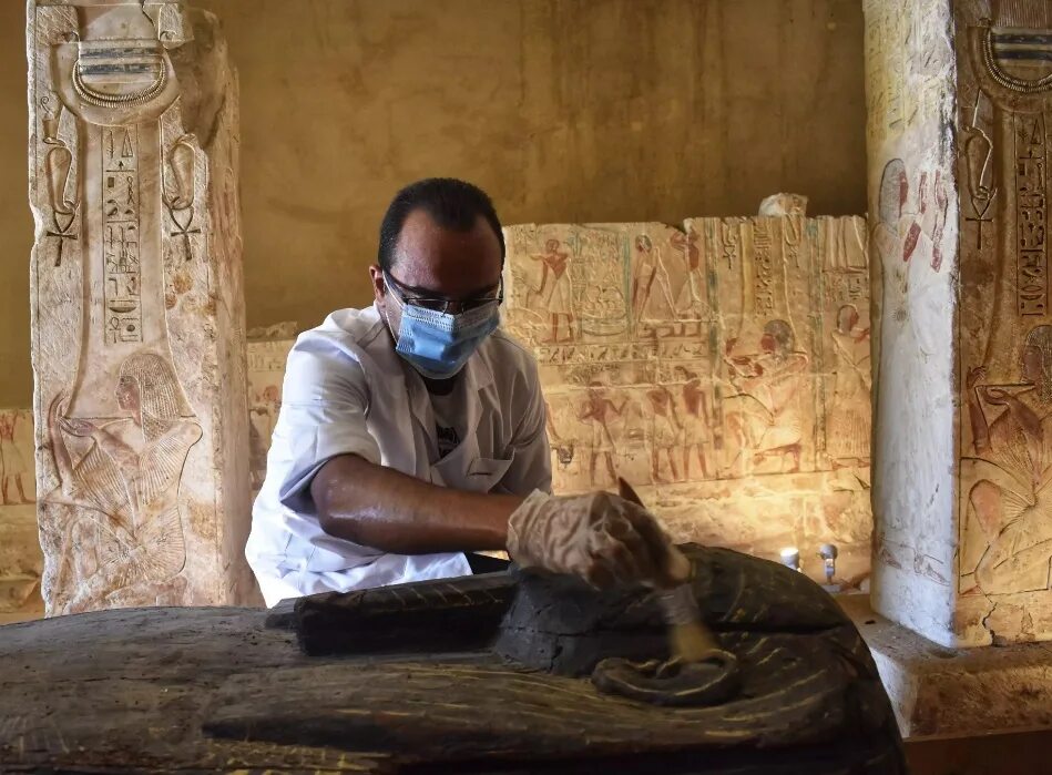 Археолог египет. Некрополь Саккара в Египте. Гробница Тутанхамона в Египте. Египтолог древний Египет. Египет Гробница Саккара.
