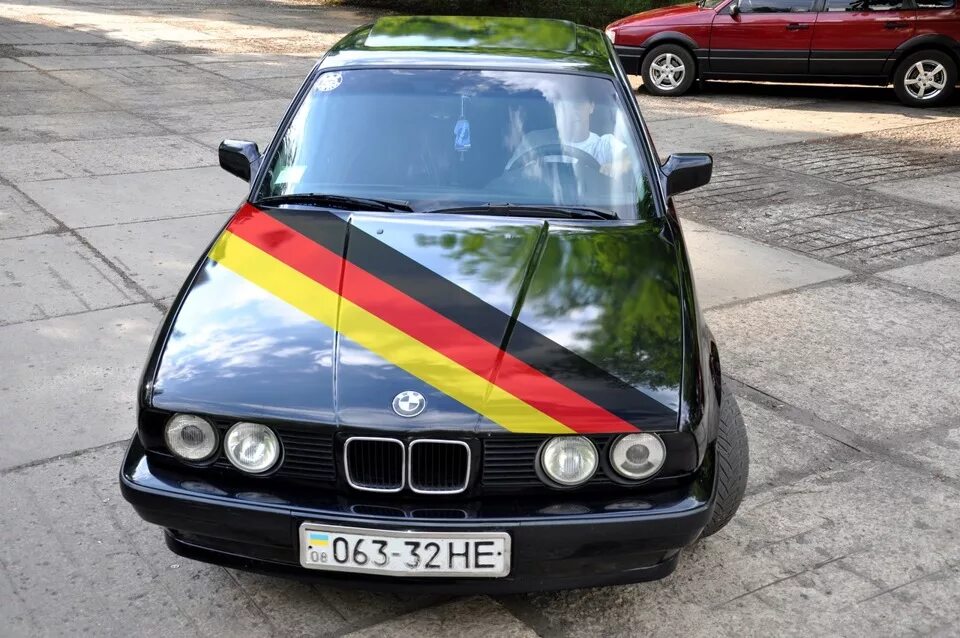 Флаг БМВ е34. БМВ е34 немецкая тачка. БМВ Германия 1992. BMW e34 флаг на капоте.