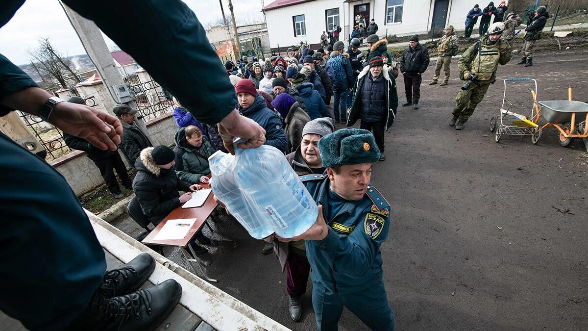 Украина сегодня час назад. Гуманитарная ситуация на Украине. Гуманитарные коридоры на Украине. Гуманитарный коридор из Киева. Последние события на Украине.