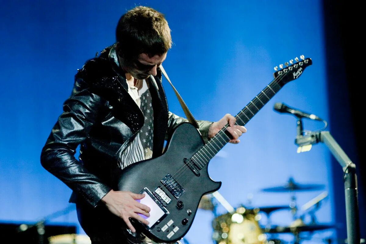 Гитара Метью Беллами. Matthew Bellamy гитара Cort. Мэттью Беллами с гитарой. Matthew Bellamy Manson.