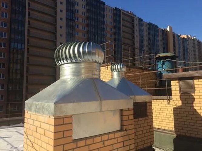 Дефлектор на крыше дома. Вытяжные трубы для вентиляции на крышу. Турбодефлектор тд-200 нержавеющая сталь. Турбодефлектор на скатной кровле. Дефлектор на крыше дома.