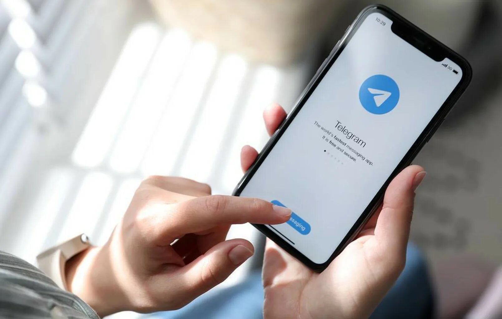 Telegram телефон. Telegram Messenger. Мы в мессенджерах. Российские мессенджеры. Telegram впервые стал самым популярным мессенджером.