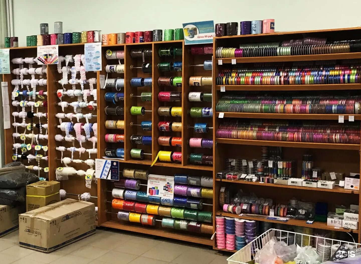 материалы для шитья одежды. отдел рукоделия. швейный магазин оптом. стеллаж для швейной фурнитуры. швейный магазин оптом.