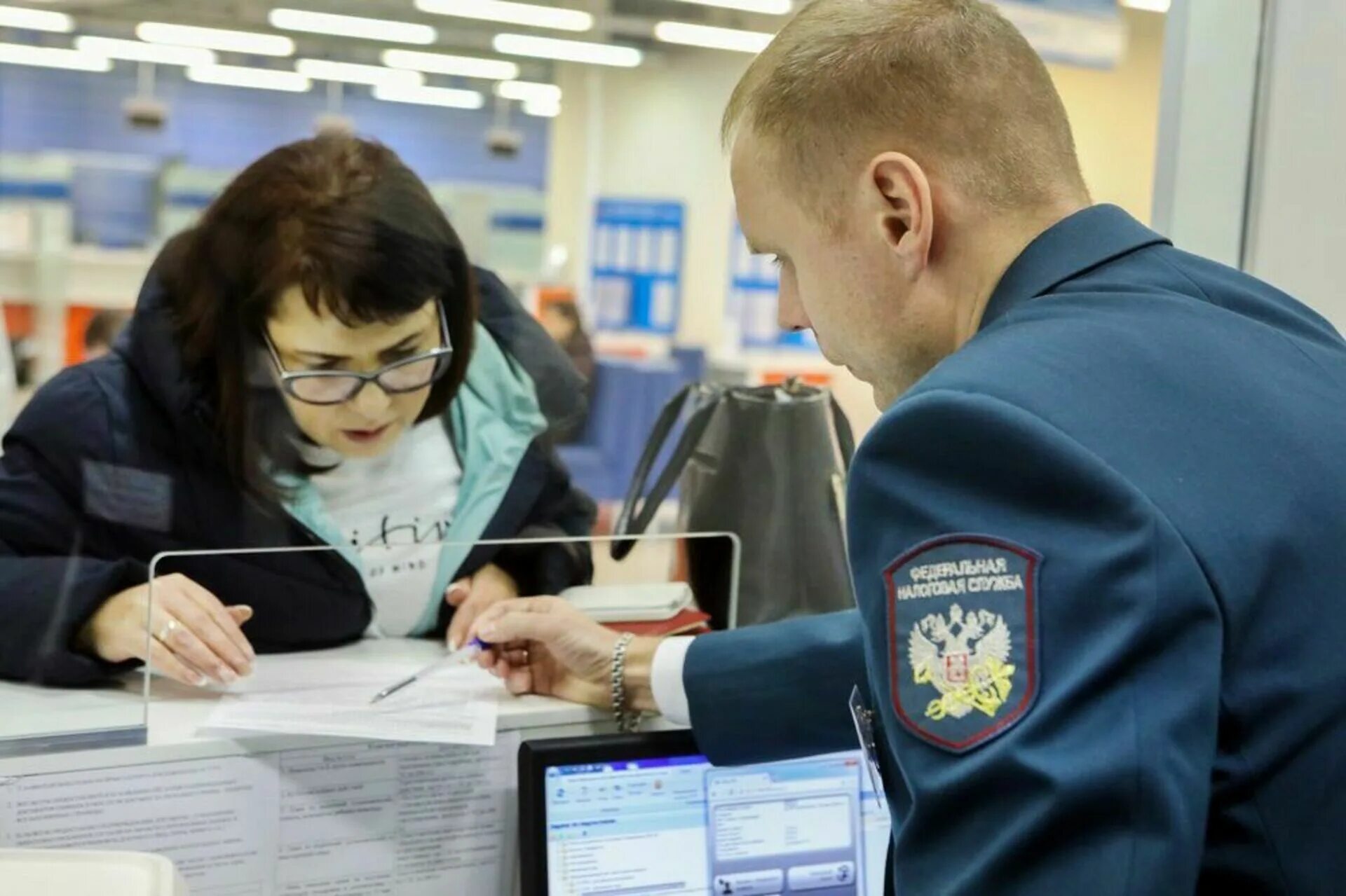 Налоговая. Уплата налогов. Налоги фото. Человек налоговая. Налоги иностранцев в россии