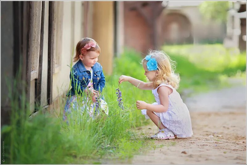 Помоги найти фото. Дети помогают друг другу. Ребенок помогает другу. Дети вместе добро. Радость от помощи другим.