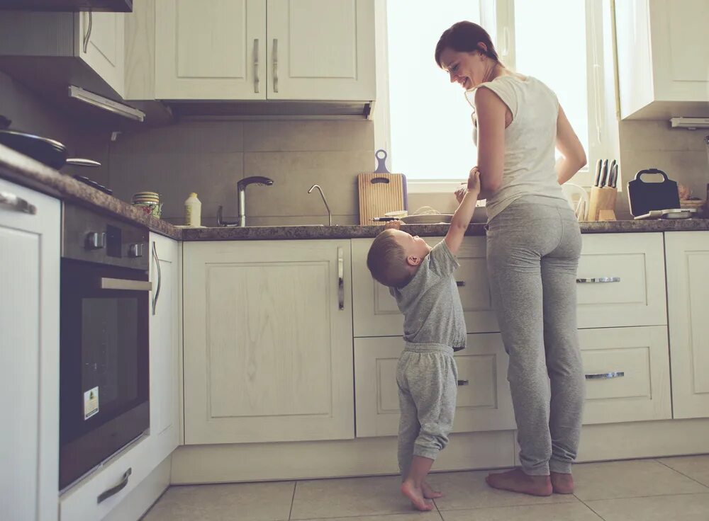 Mom in home. Картинка очень занятой мамы. A wife and mother обновление. Женщина мама. Женщина мама.