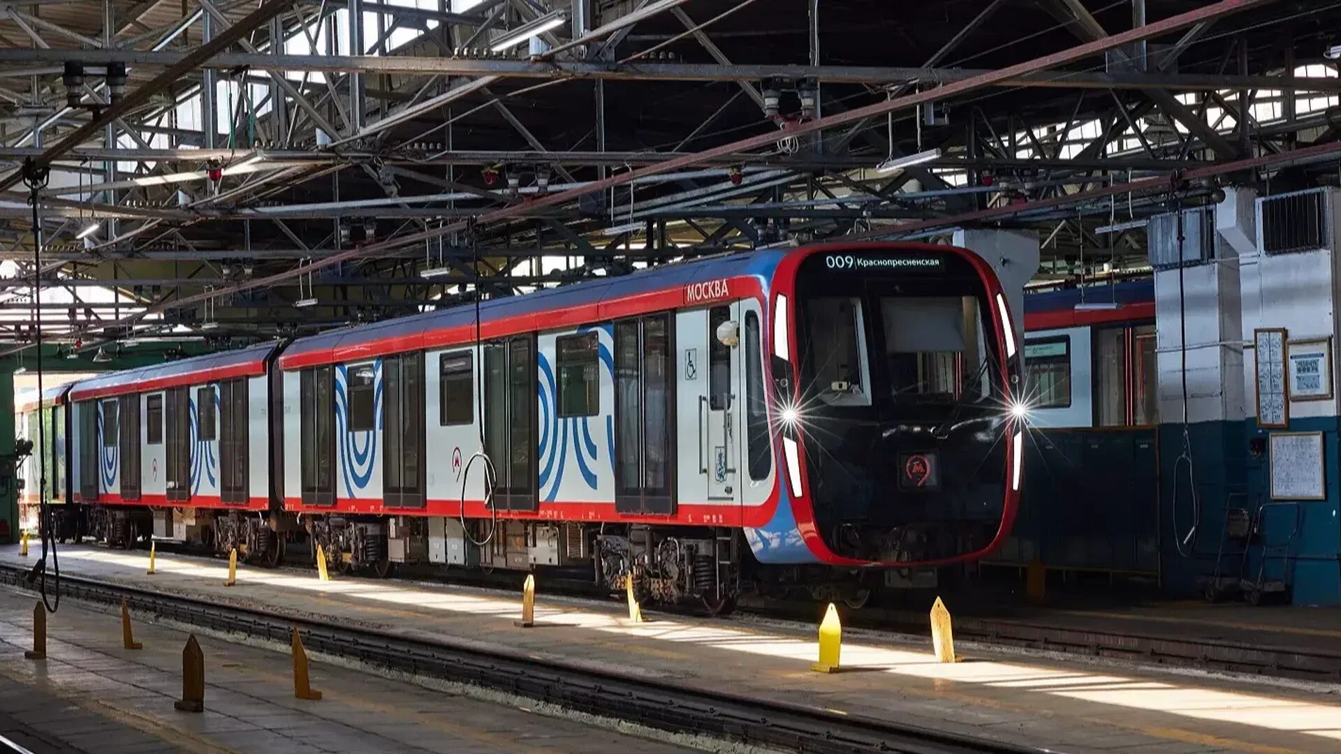 Минск 2024 поезд метро. Современный завод. Вагон метро 81-775/776/777. Парад поездов московского метро 2021. Поезда метро минска.