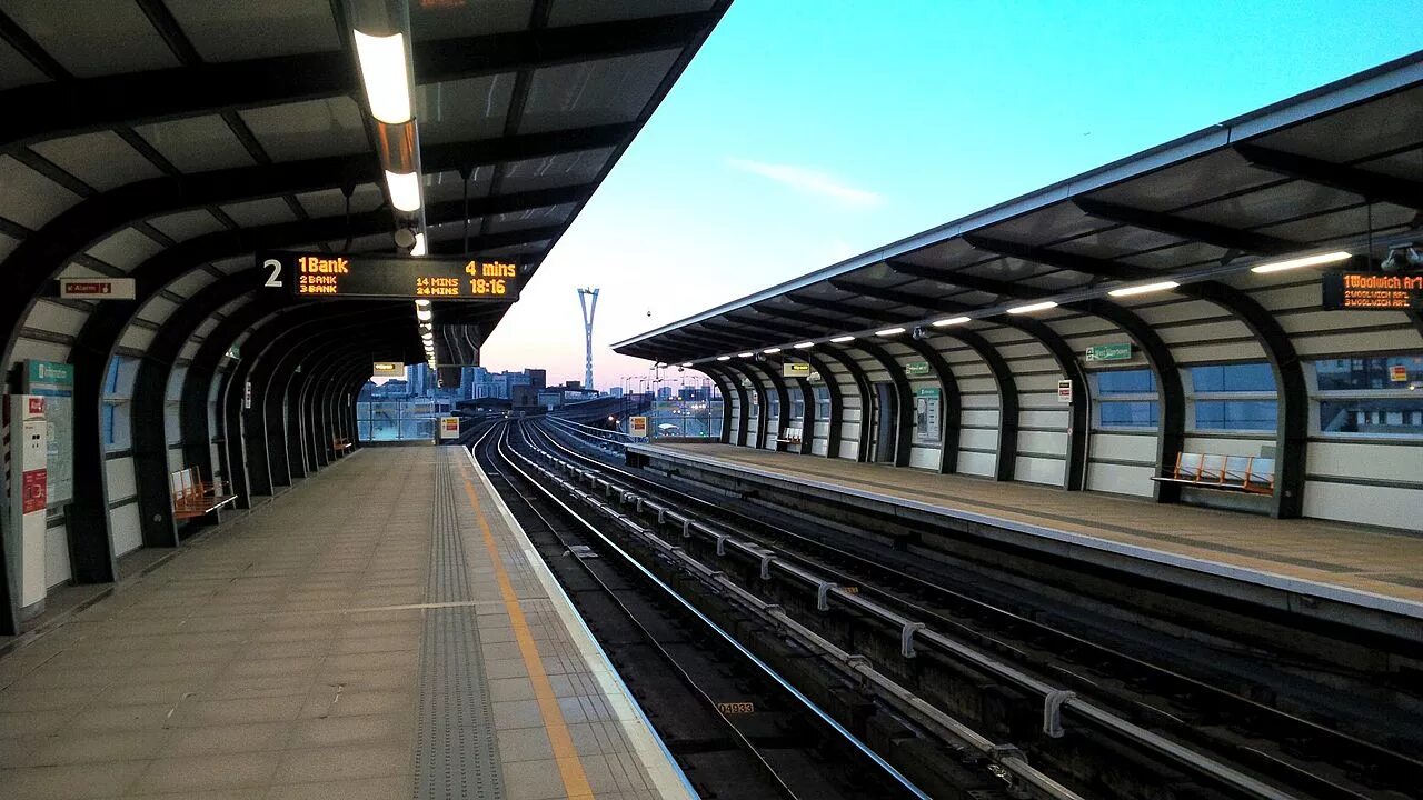 Включи легкую станцию. DLR Лондон. Железнодорожная станция DLR В Лондоне. Наземное метро Лондон. Легкое метро станция.