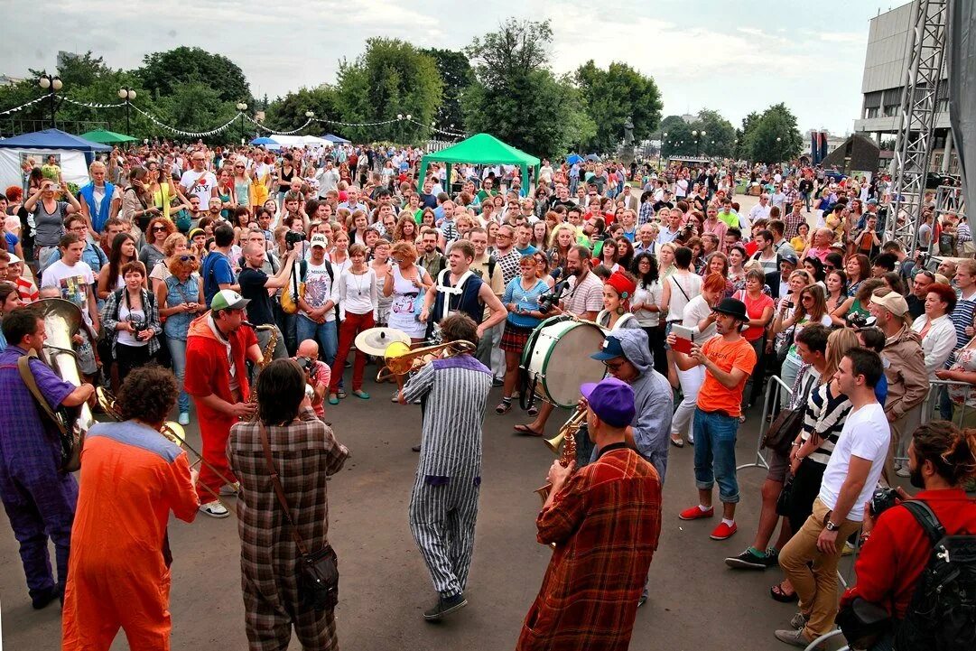 Фестиваль шагающих. Уличные массовые мероприятия. Фестиваль шагающих оркестров. Фестиваль уличных оркестров Нант. Уличные сцены под оркестр.