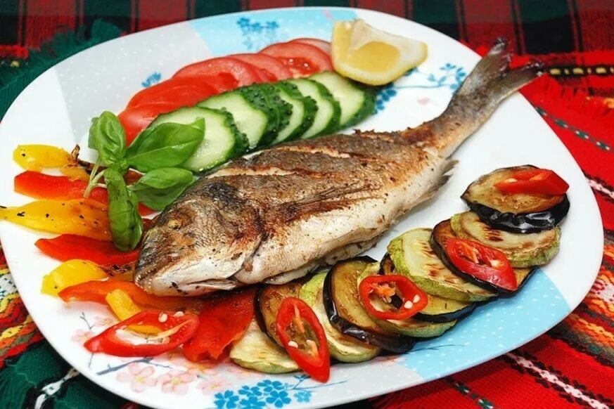 Жареная рыба с запеченными овощами. Дорадо стейк. Гарнир к дорадо. Рыба дорадо с овощами. Рыба запеченная с овощами.