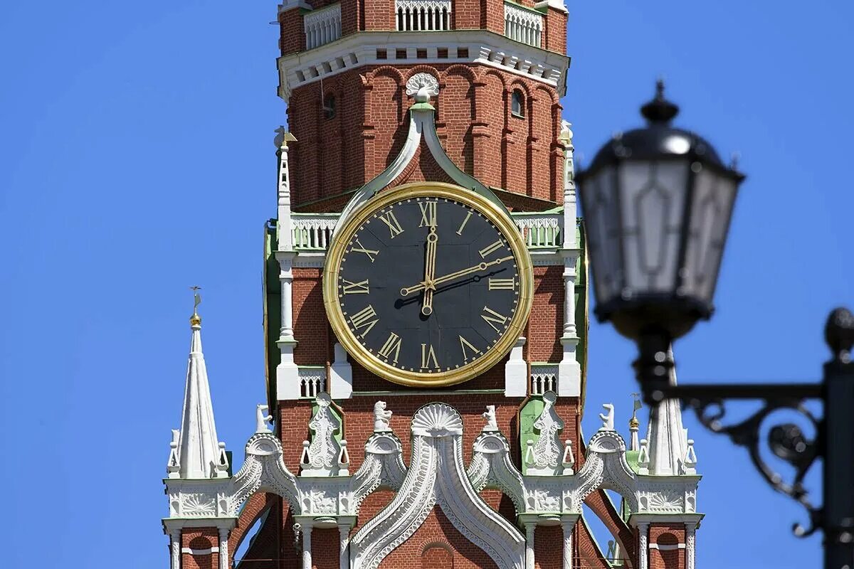 Спасская башня Московского Кремля куранты. Куранты на Спасской башне Московского Кремля 12 часов. Часы Спасской башни Московского Кремля. Часы Спасская башня Московского Кремля. Башня кремля на которой были установлены часы