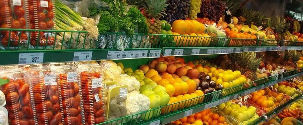 Изобилие продуктов в магазине. Прилавок с продуктами. Изобилие в российских магазинах. Супермаркет изобилие. На прилавках магазинов лежат отборные