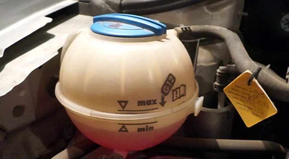 Антифриз для фольксваген поло седан 1. 4. Куда уходит антифриз фольксваген. Куда уходит антифриз фольксваген. Уровень антифриза поло.