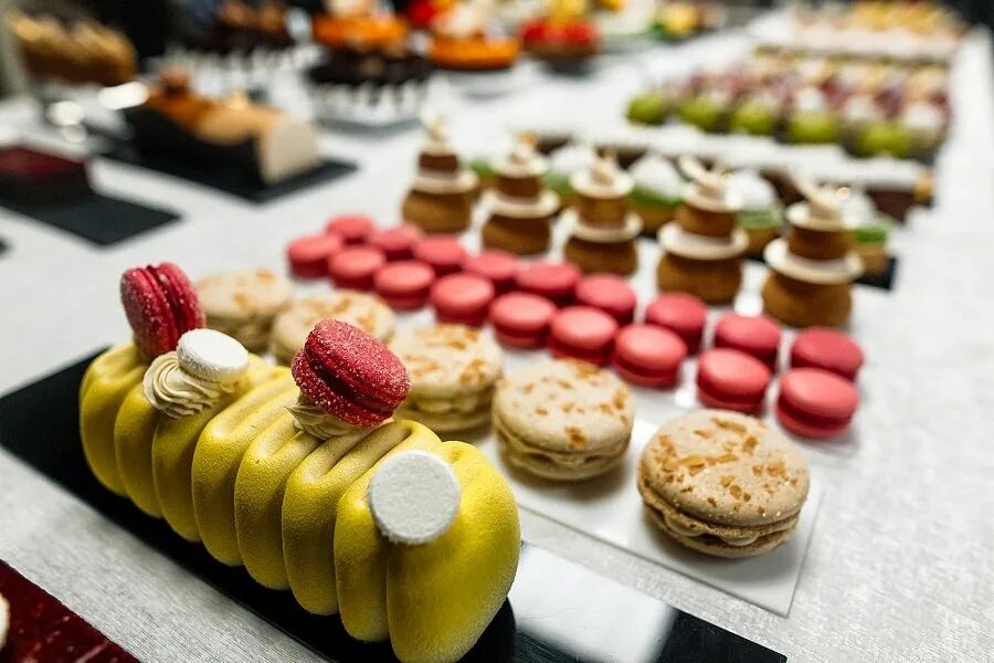 шоколадная фабрика питер самойловская. кондитерские изделия конфеты. птифуры медовые. печенье ассортимент. кондитер.