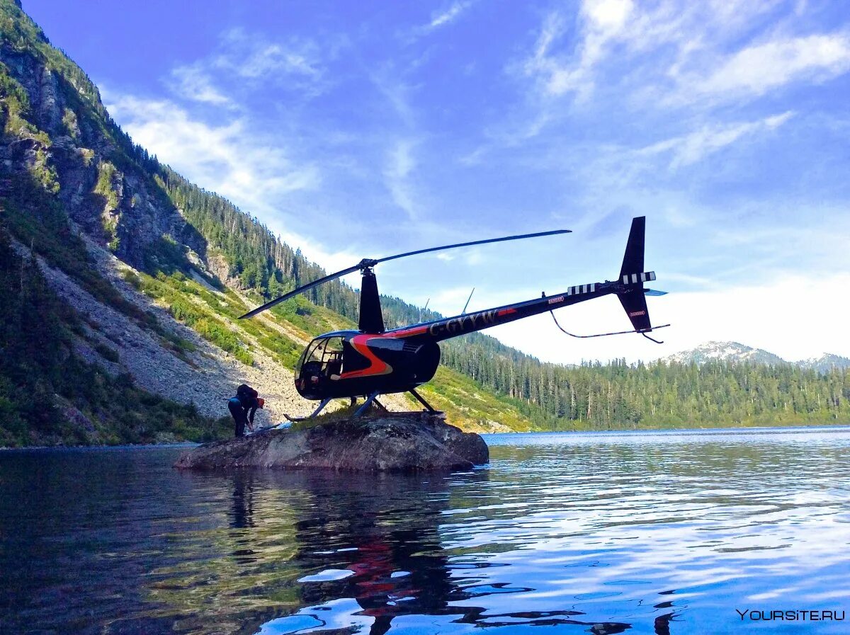 Вертолеты над озером. Robinson r44 Авиалесоохрана. Вертолет Робинсон. Красивые вертолеты. Вертолет в горах.