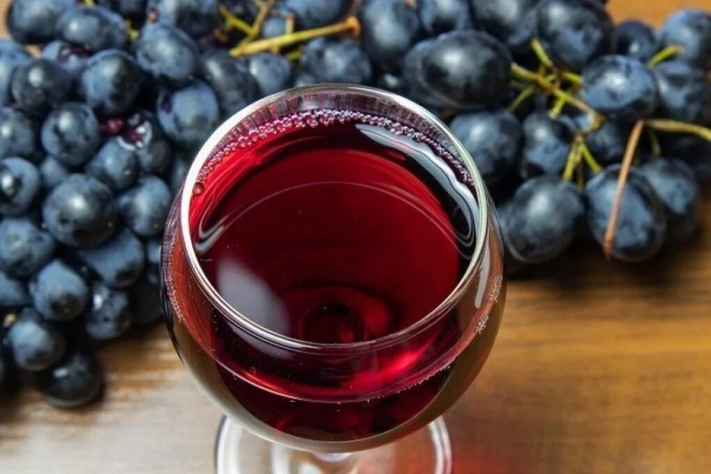 Вине винный. Изабелла виноград вино. Винго из винограда Изабе. Вино из винограда сорта Изабелла. Виноград Изабелла для вина.