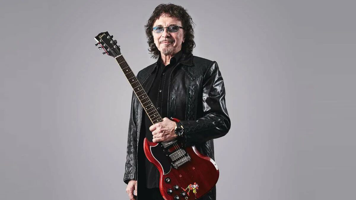 Гитар тони. Black sabbath тони айомми. Tony iommi 2023. Гитарист блэк саббат. Gibson sg tony iommi.