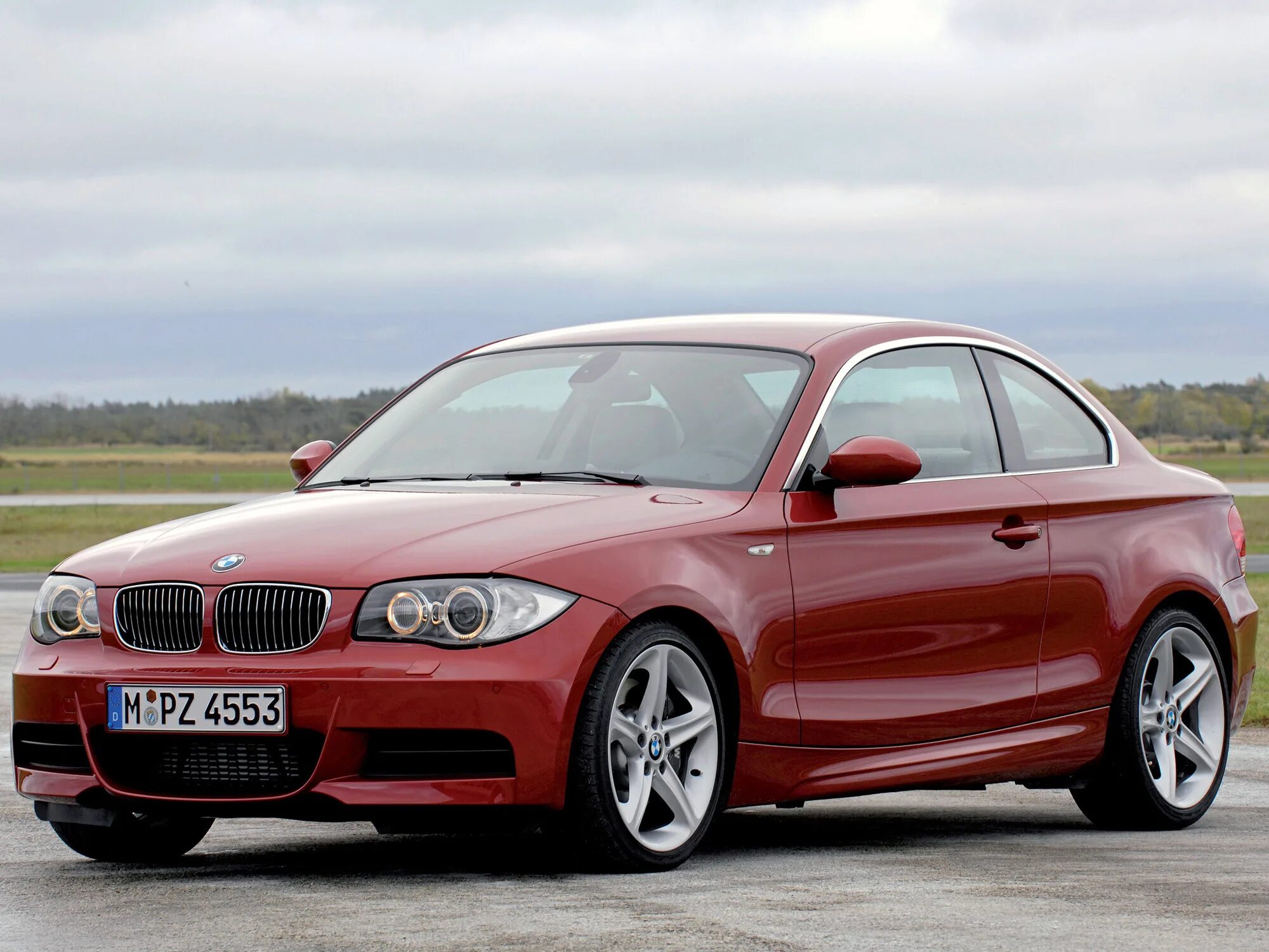 Автомобиль bmw 1. BMW 135i Coupe. BMW 135i Coupe e82. BMW 1 Series Coupe. BMW 135 e87.