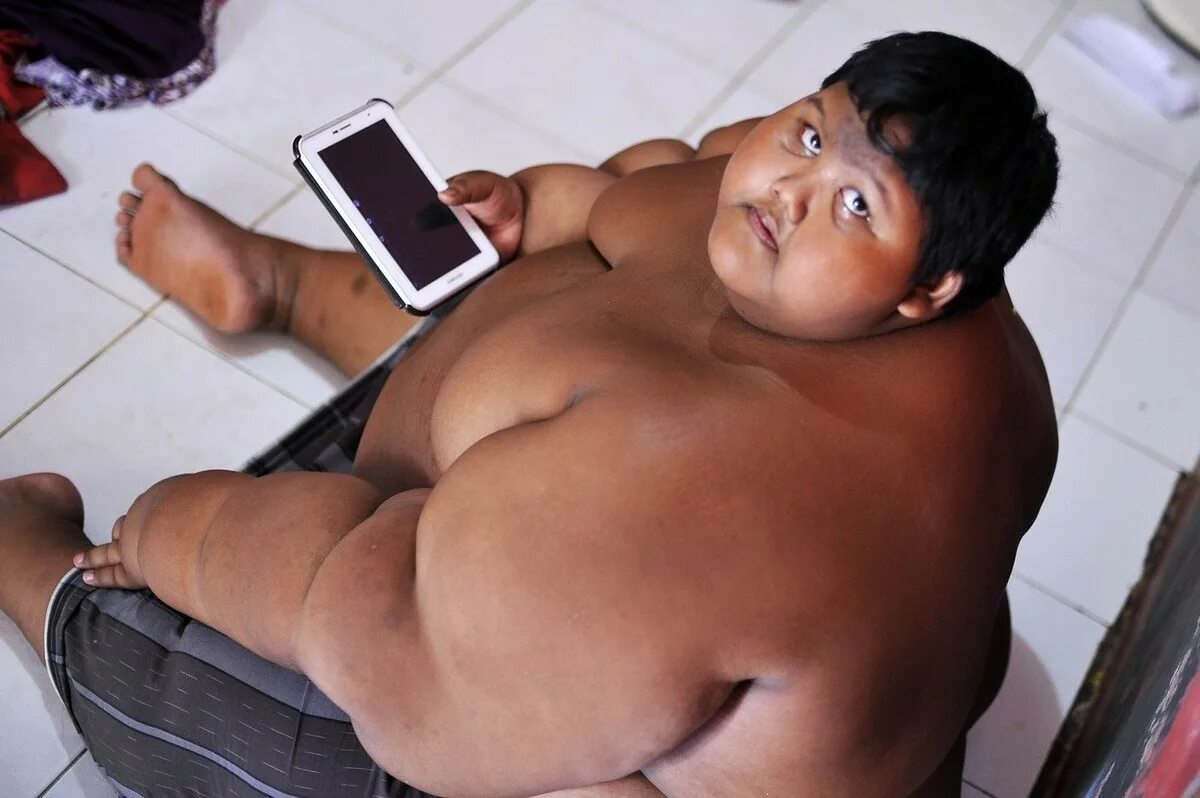 Самый толстый мальчик Арья Пермана. Арья Пермана самый толстый человек в мире.