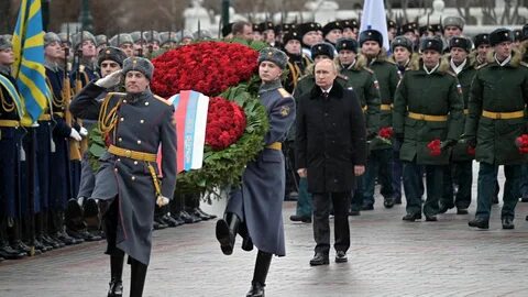 Возложение цветов к могиле неизвестного солдата