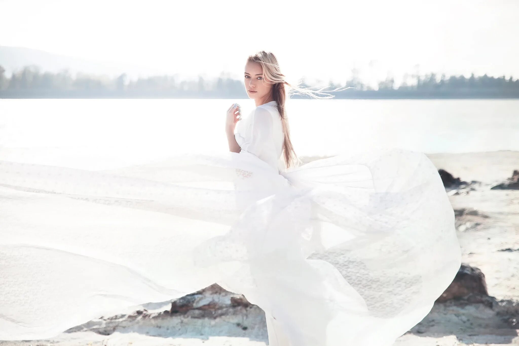 Алена ленская эльза косплей патреон. Эльза холодное сердце в белом платье. Лейбовиц энни море. Elsa frozen 2 в белом платье. Девушка в белом платье на скале.