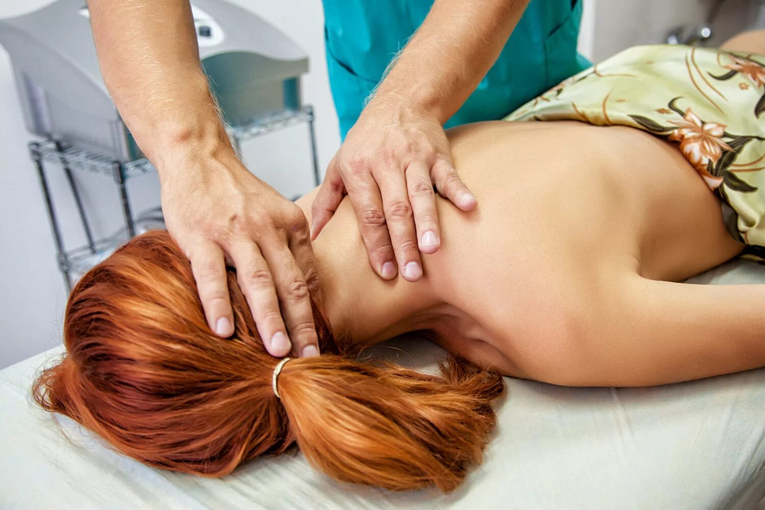 как делать массаж шейного позвоночника. как делать массаж шейного позвоночника. массаж при грыже шейного отдела позвоночника. массаж при остеохондрозе. массаж спины и воротниковой зоны.