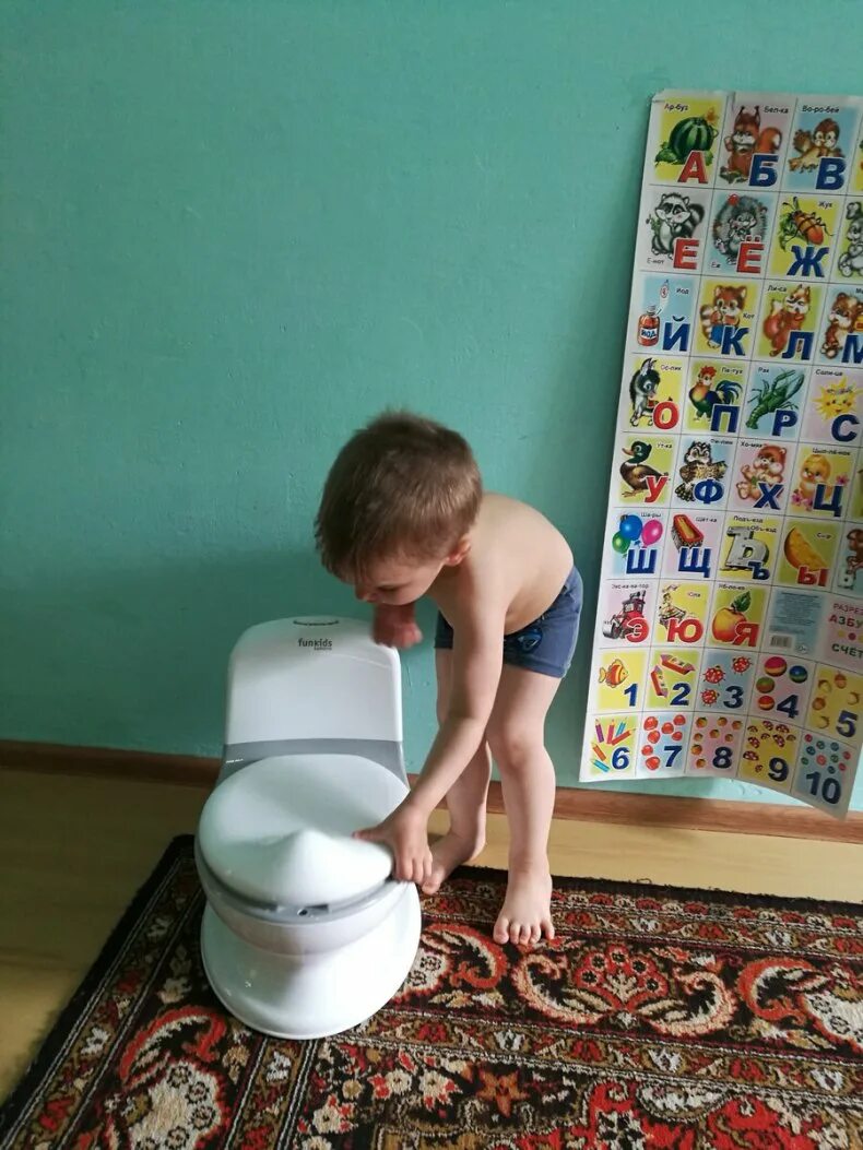 Научить ребенка ходить в туалет. Школьник на горшке. горшок для мальчика. горшки в детских садах. приучение к горшку ребенка.