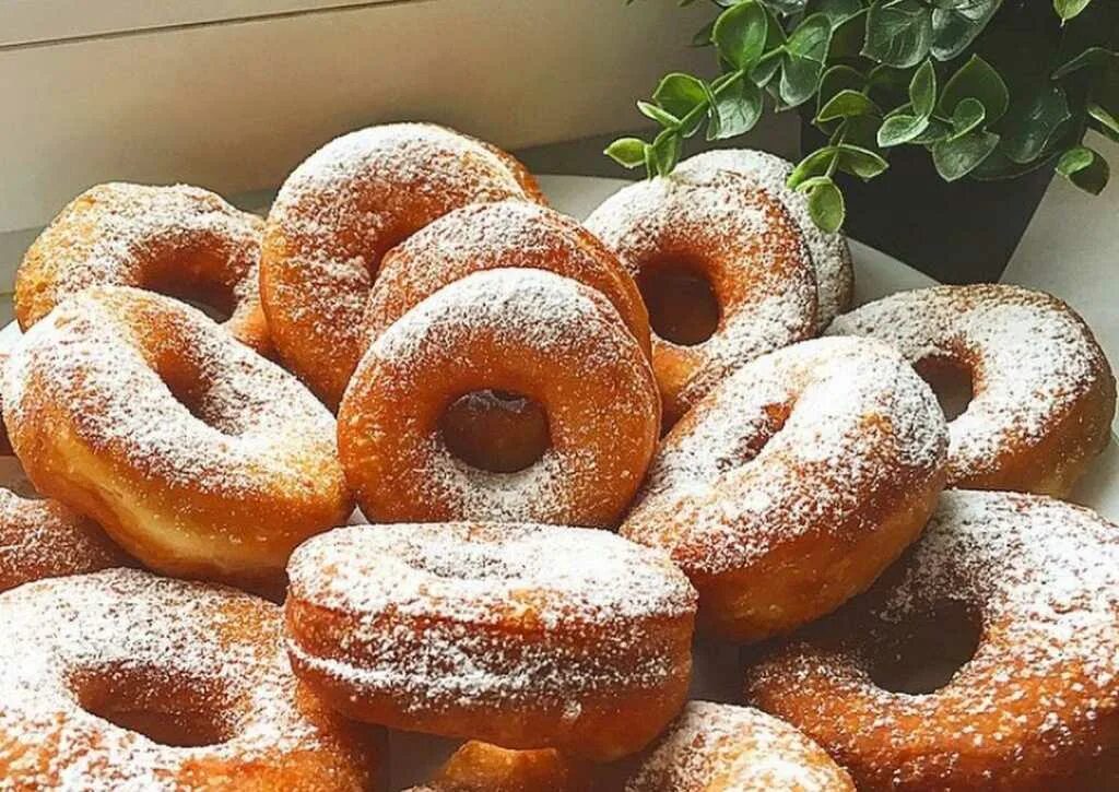 Пончики в масле на сковороде пышные. Пончик. Пышные пончики. Пончики с начинкой. Пышные пончики в духовке.