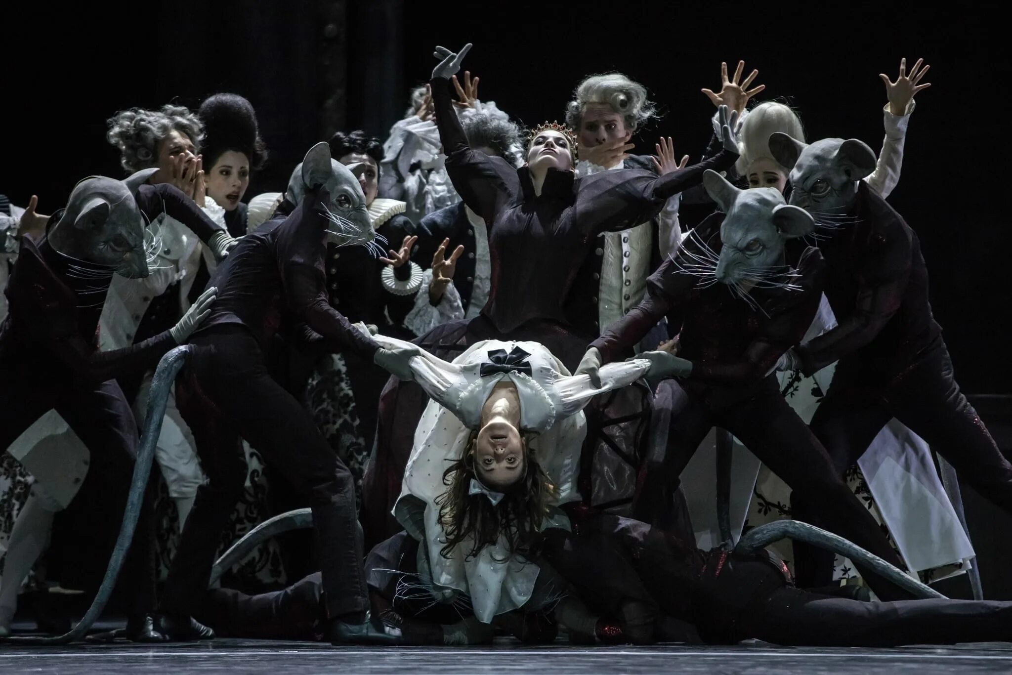 Щелкунчик и мышиный король балет. Щелкунчик и мышиный король балет. Щелкунчик и мышиный король чайковский. Щелкунчик и мышиный балет. Балет щелкунчик крысиный король.