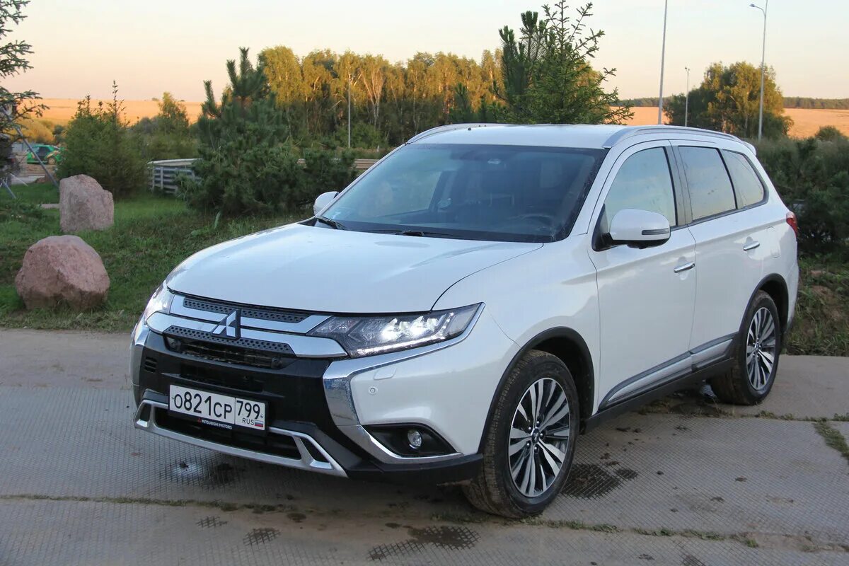 Mitsubishi Outlander 2020. Митсубиси Outlander 2020. Митсубишиаутлендер 2020. Новый Митсубиси Аутлендер 2020.