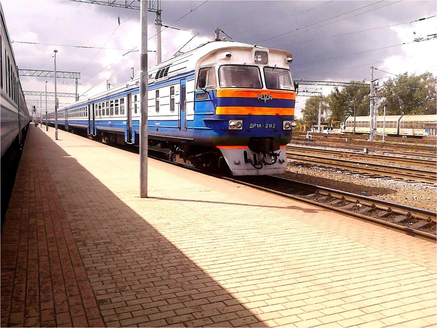 а1 молодечно. пассажирский тепловоз. поезд 1. молодечно ул. 1 космонавт.