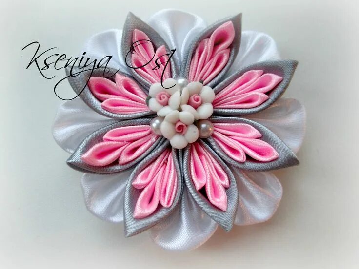 Цветок в технике канзаши. Цветы канзаши. Многослойный цветок канзаши. Многослойные банты канзаши. Многослойные бантики канзаши.