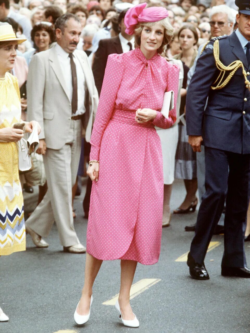 Наряды принцессы дианы. Наряды дианы спенсер. Платье принцессы дианы 1985. Диана спенсер платье. Наряды дианы принцесса диана.