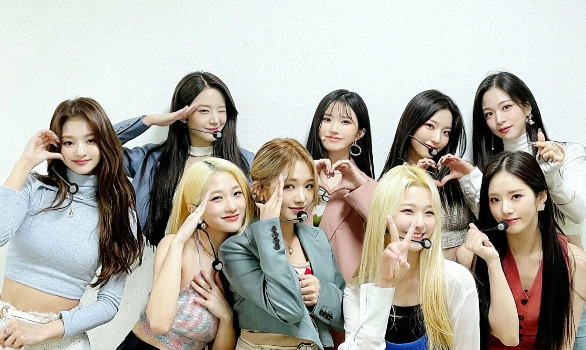 Everybody scream cause she popular. Fromis_9. Группа fromis 9. Fromis 9 участницы. Группа fromis 9 минён.