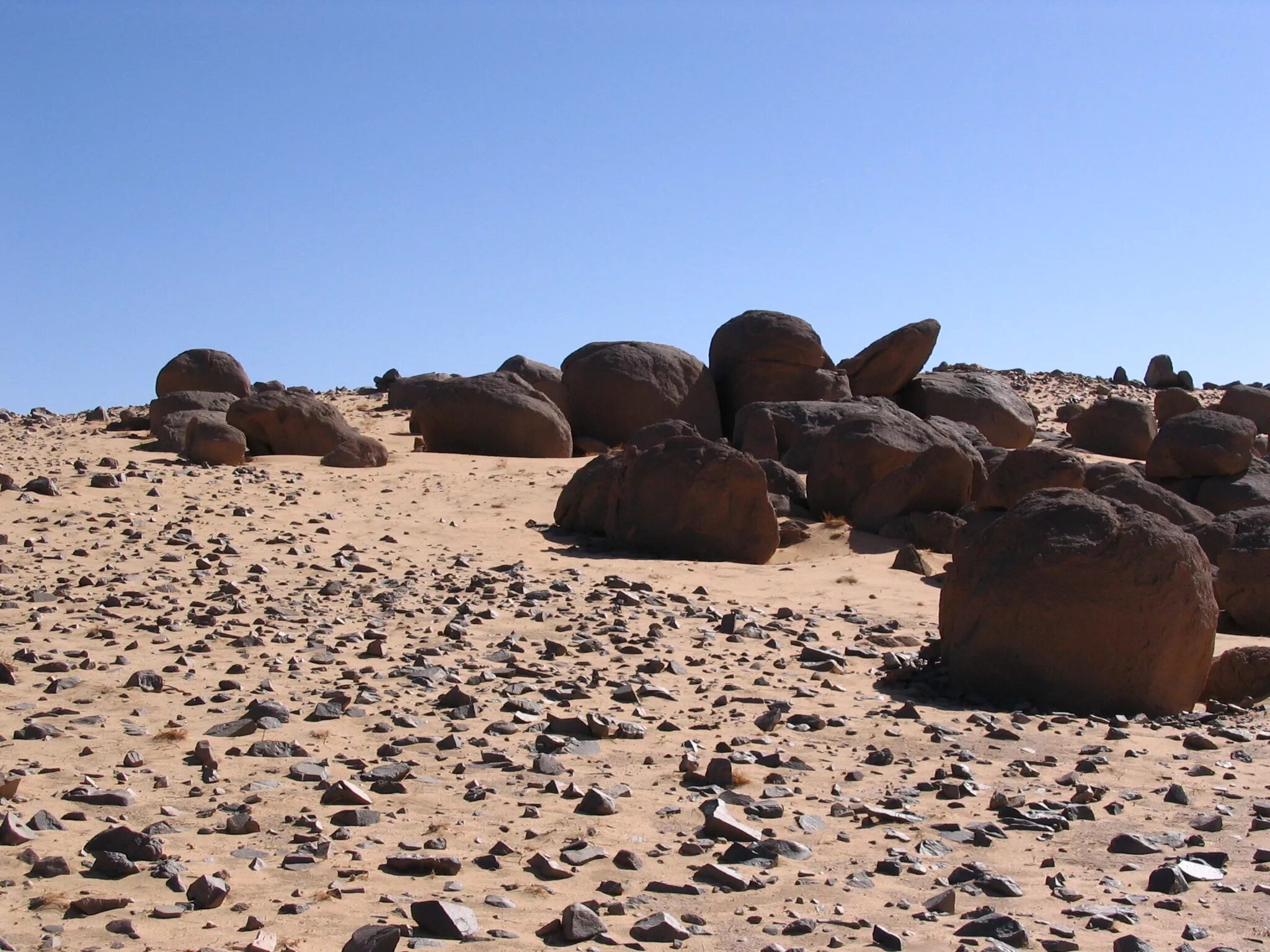 Хамада каменистая пустыня. Гоби каменная пустыня. Каменистая пустыня в Алжире. Щебнистые пустыни Хамады.