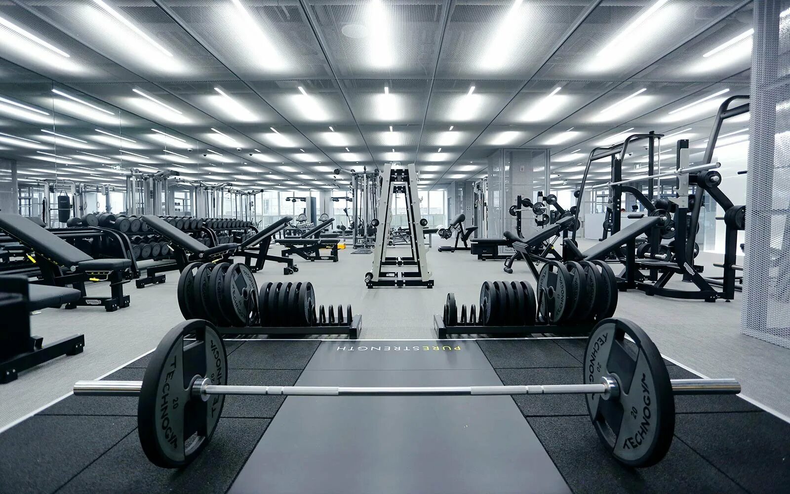 Тренажерный зал рабочей. Тренажерный зал technogym. качалка спортзал. фитнес зал. спортзал фон.