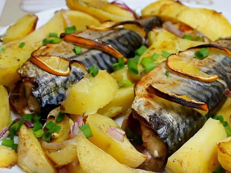 Скумбрия жареная с луком. Скумбрия кусочквмизапеченная. Скумбрия с картошечкой. Рыба скумбрия с картошкой. Скумбрия запеченная в духовке с овощами.