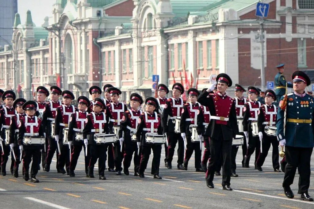 Сибирский кадетский корпус новосибирск. Шинель сибирский кадетский корпус. Барабанщики сибирского кадетского корпуса. Екатеринбургский кадетский корпус коллектив уральская застава. Сибирский кадетский корпус новосибирск.