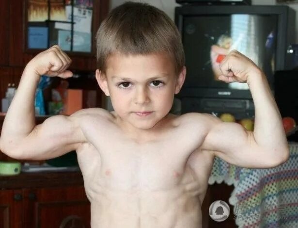 мальчик качок джулиано 2022. джулиано строе 2022. джулиано строе 2020. мышцы мальчика. джулиано и клаудио строе.