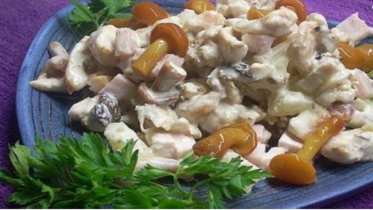 Салат с опятами. Салат с опятами и курицей. Салат из маринованных грибов. Салат с шампиньонами консервированными простой.