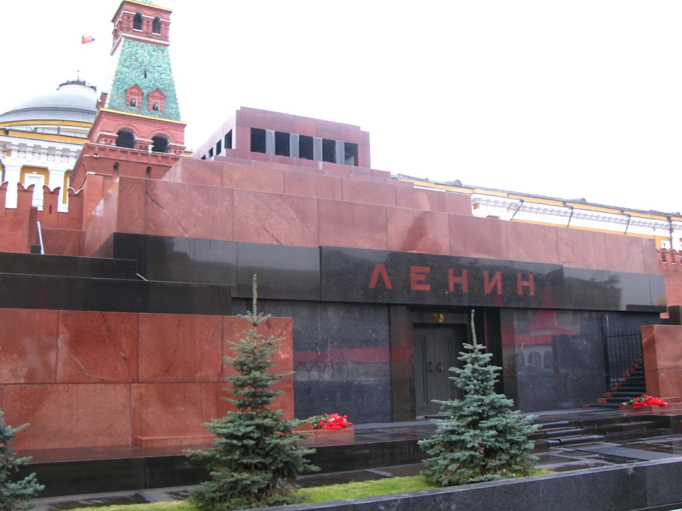 Автор мавзолея ленина. Мавзолей в.и Ленина на красной площади в Москве. Мавзолей Ленина стиль архитектуры.