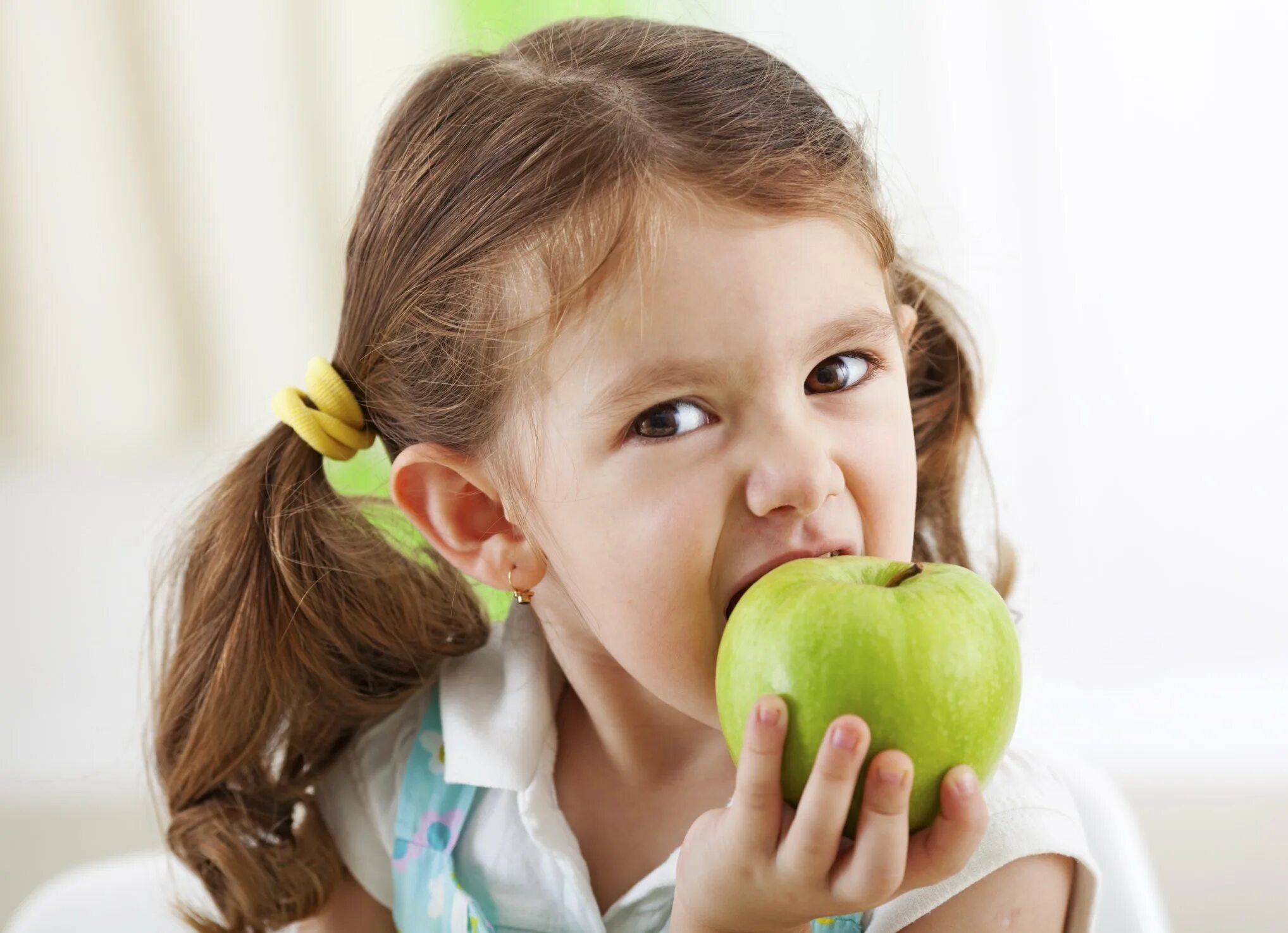 Ешьте фрукты немытые. Девочка ест яблоко. Фрукты для детей. Человек ест яблоко. Кушать фрукты.