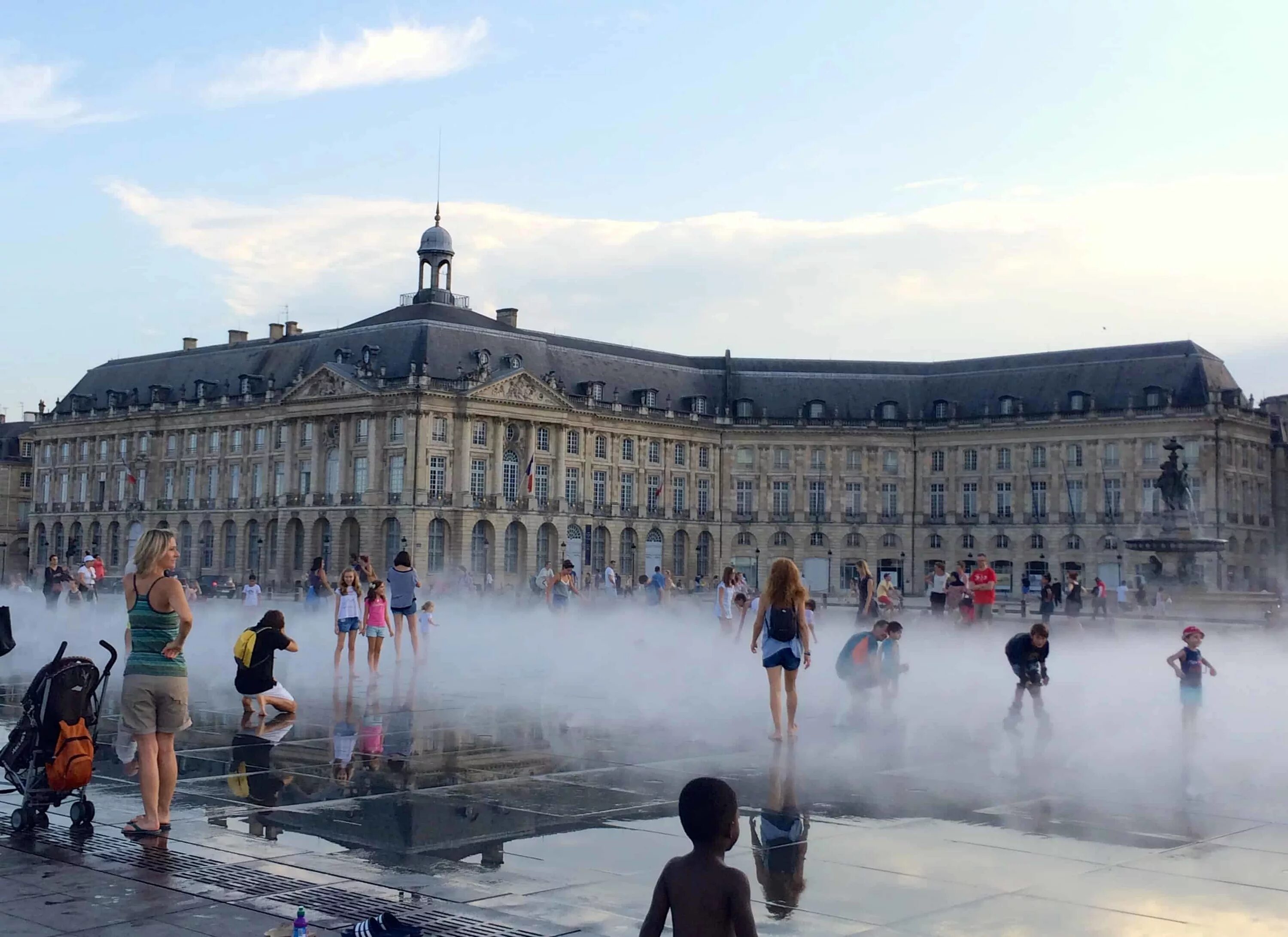 Королевская площадь в бордо. Porte cailhau бордо. Бордо франция улочки. Бордо город. Бордо франция юнеско.