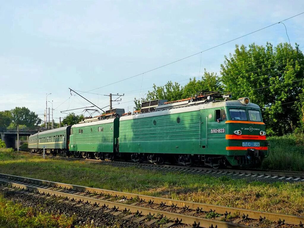 Поезд гусева. Вл 10-1823 электровоз. Вл10 электровоз пассажирский. Вл10 с пассажирским поездом. Электровоз вл10 с пассажирским поездом.