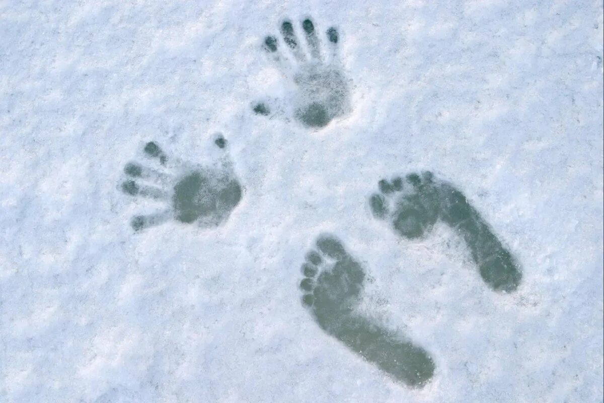 След мужчины. Отпечатки ног на снегу. Отпечаток ноги человека и снежного человека. Следы босые. Босые следы на снегу.