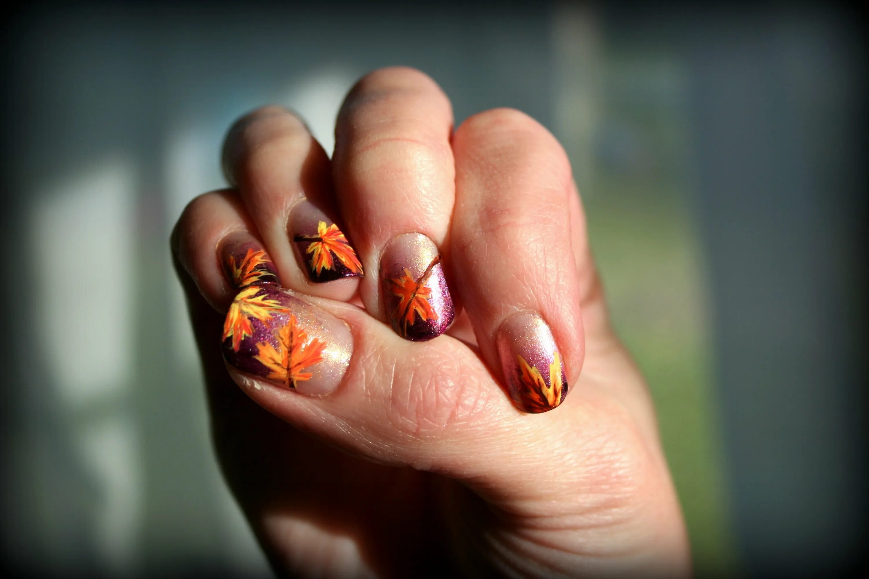 Дизайн ногтей осень 2023 год. Ногти осень. Осенние листья на ногтях. Идеи осеннего маникюра. Красивый осенний маникюр.