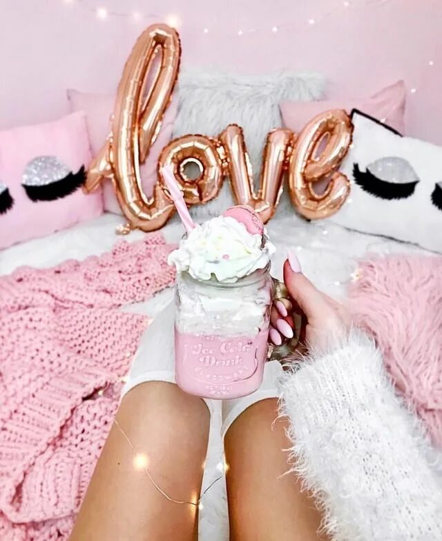 Автоледи поздравления. Поздравления с всемирным днем девочек. Розовый гламур. С международнымднём девочек. Марина федотова художник иллюстратор.